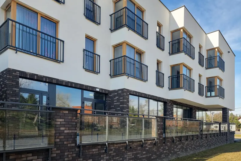 Balkony i stolarka okienna w budynku