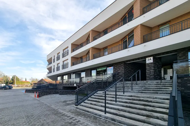 Frontowa elewacja apartamentowca